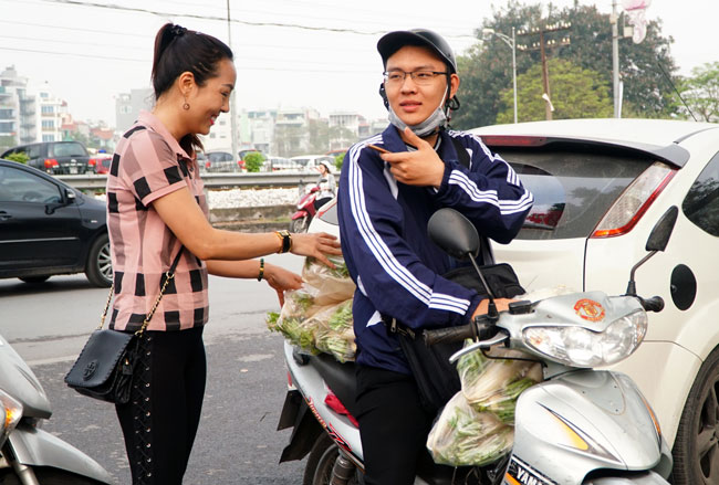 Video: Dân Thủ đô đánh ô tô, SH đi... giải cứu củ cải